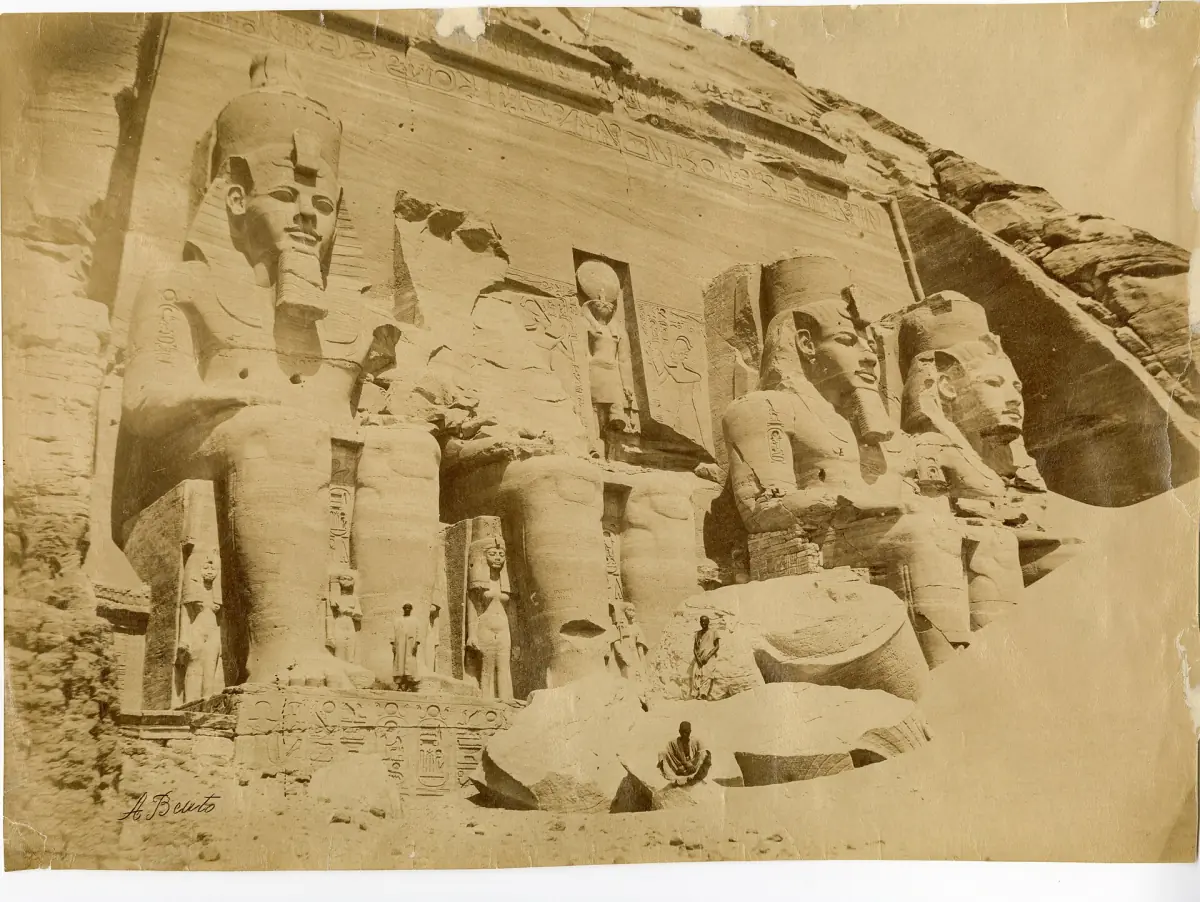 Fotografie aus den 1870er oder 1880er Jahren mit Sand vor dem Tempel