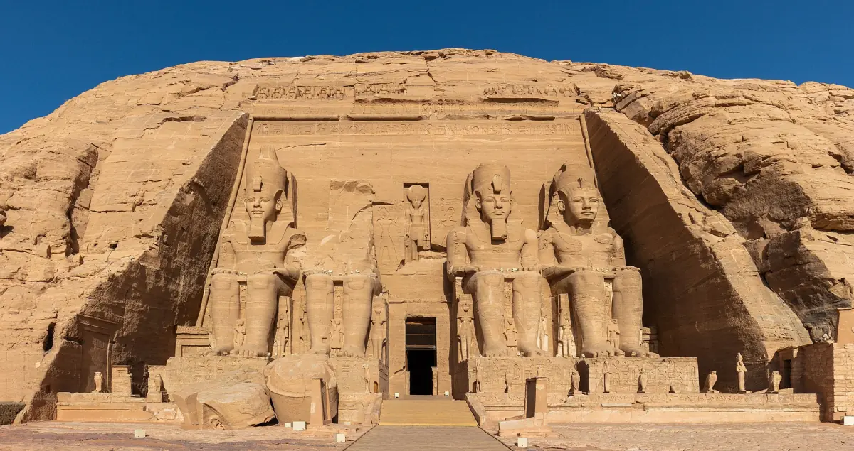 Der Große Tempel von Abu Simbel mit seinen vier sitzenden Kolossen