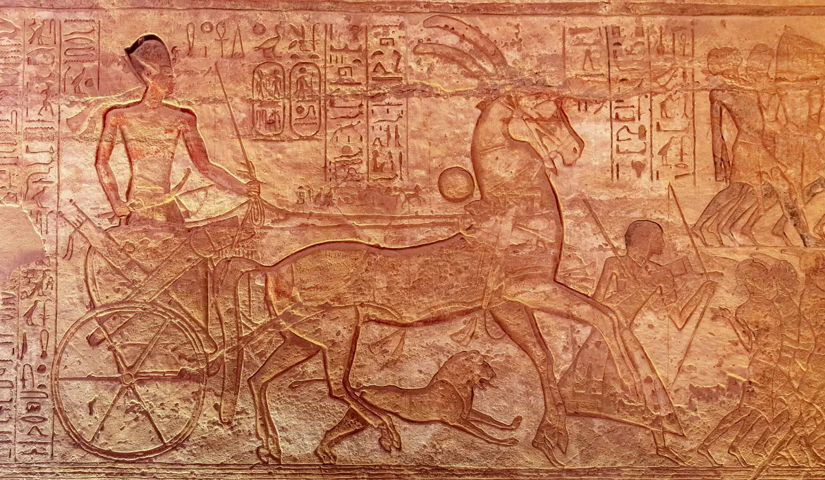 Relief Ramses' II. im Streitwagen in der Schlacht