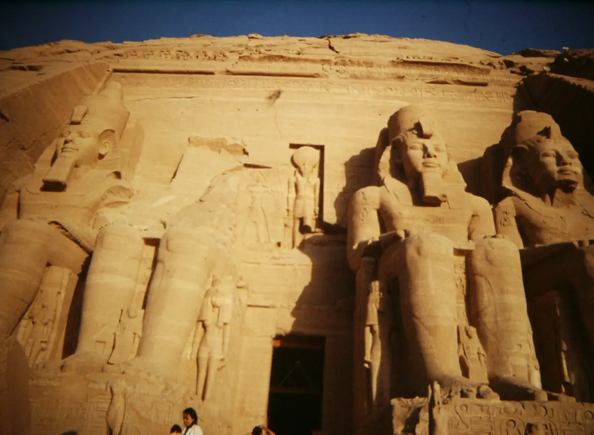 Sitzende Kolosse Ramses' II. im warmen Licht