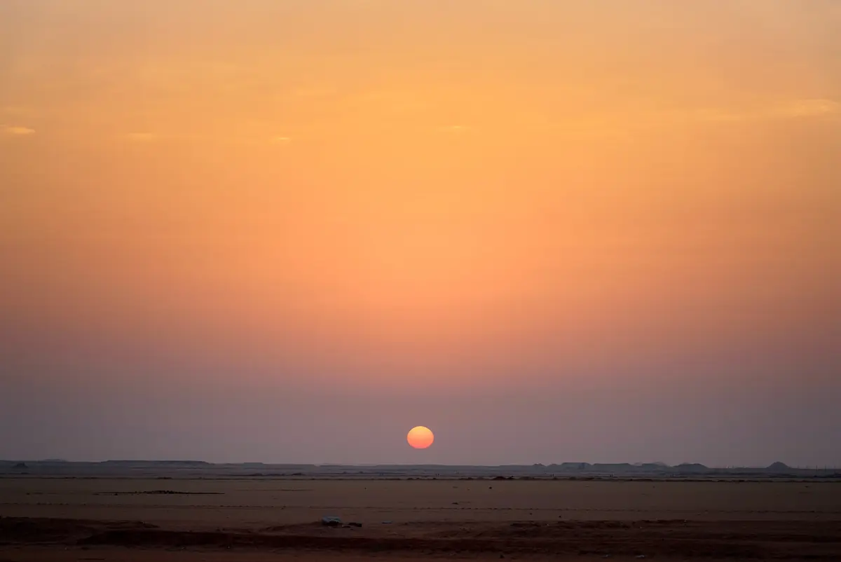 Sonnenaufgang über der flachen Wüste