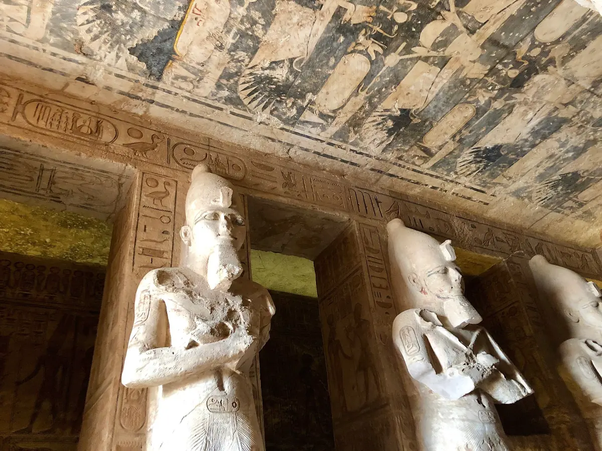 Bemalte Decke über den Osiris-Pfeilern