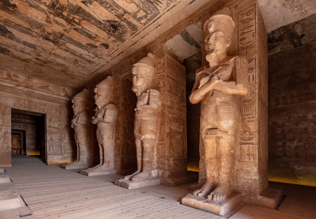 Osiris-Pfeiler in der großen Halle des Haupttempels
