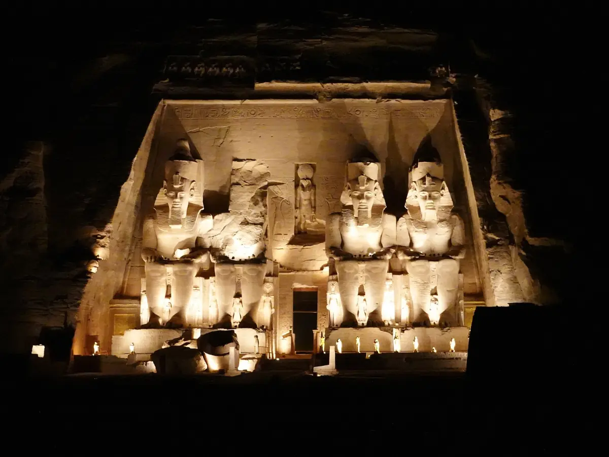 Der Große Tempel nachts beleuchtet