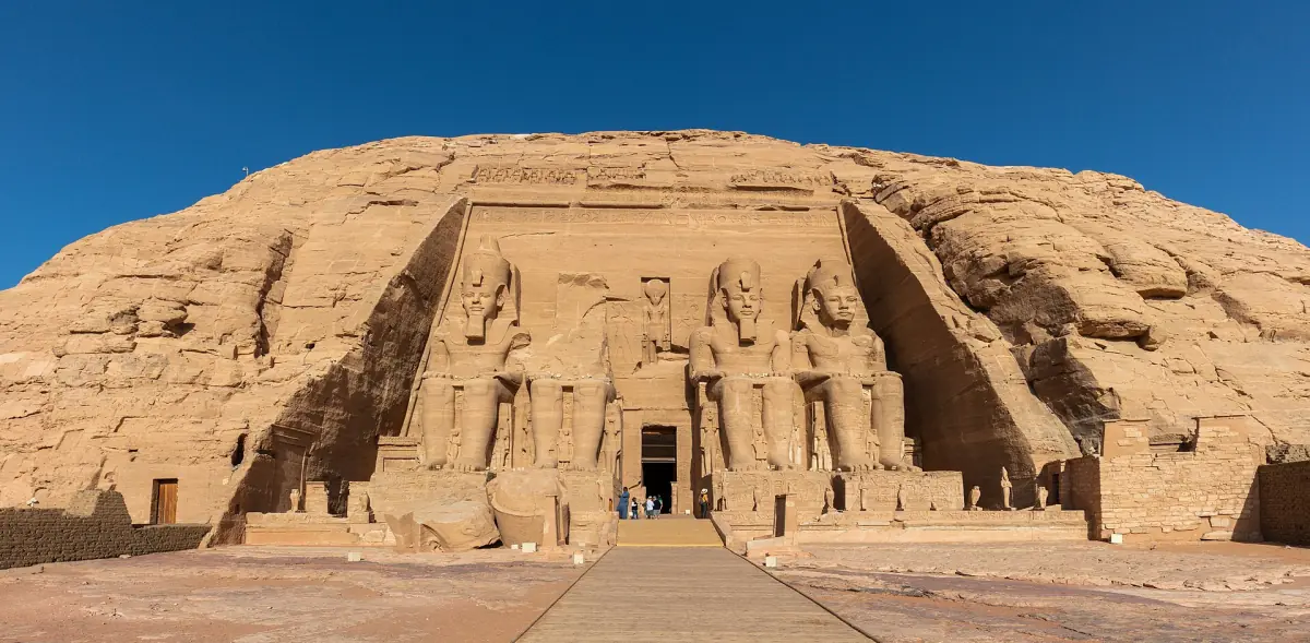 Die in den Fels gehauene Fassade des Großen Tempels Ramses' II.