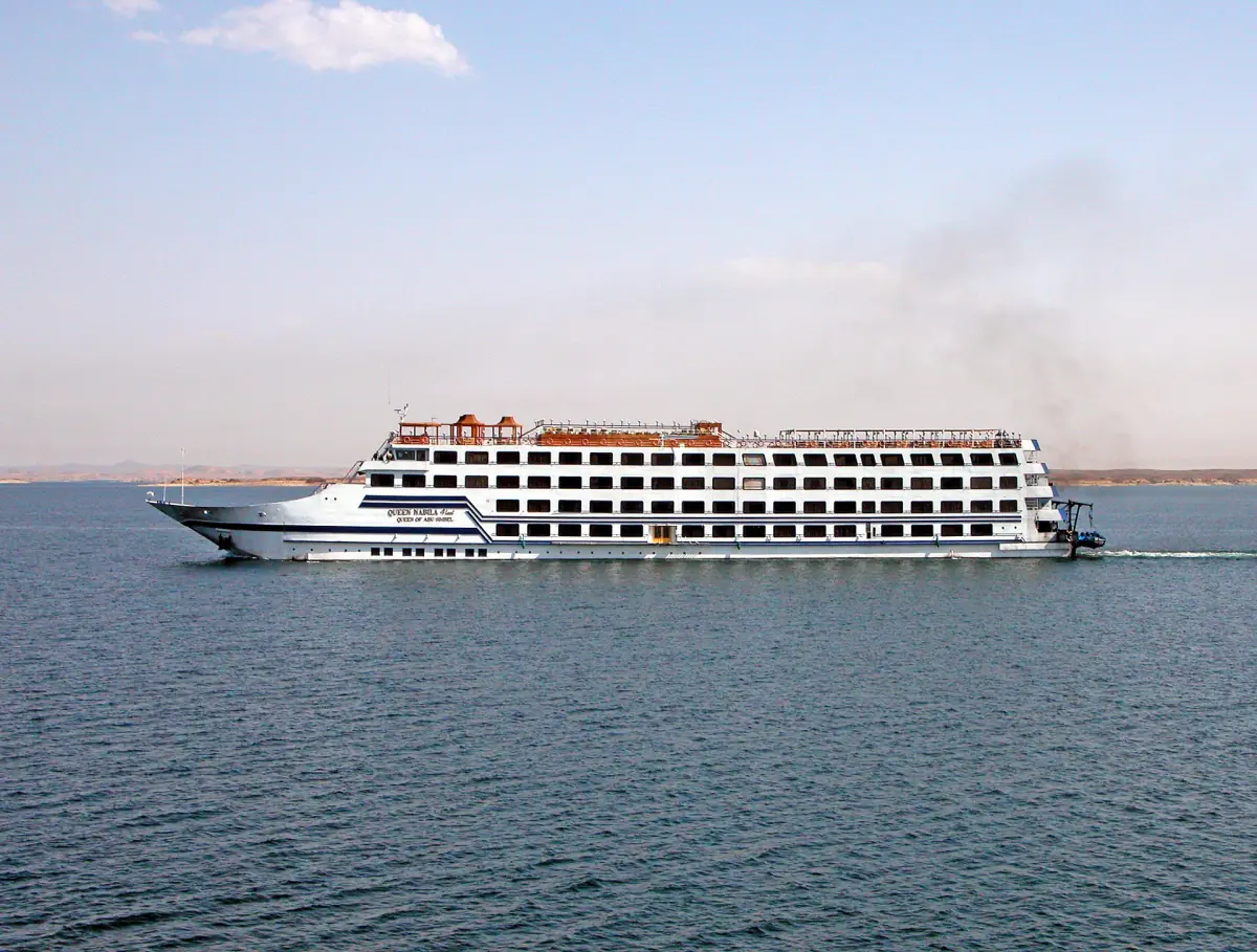 Ein Kreuzfahrtschiff auf dem Nassersee