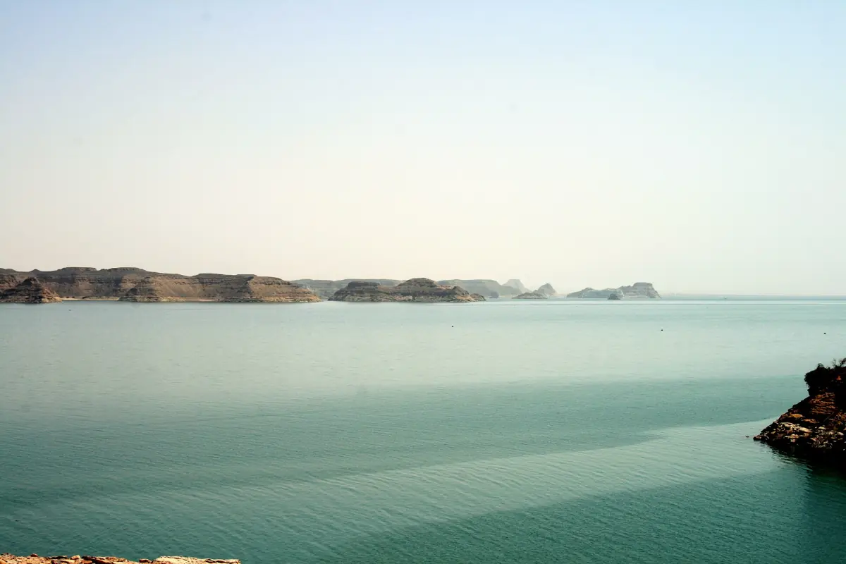 Ruhiges Wasser des Nassersees unter Felshügeln