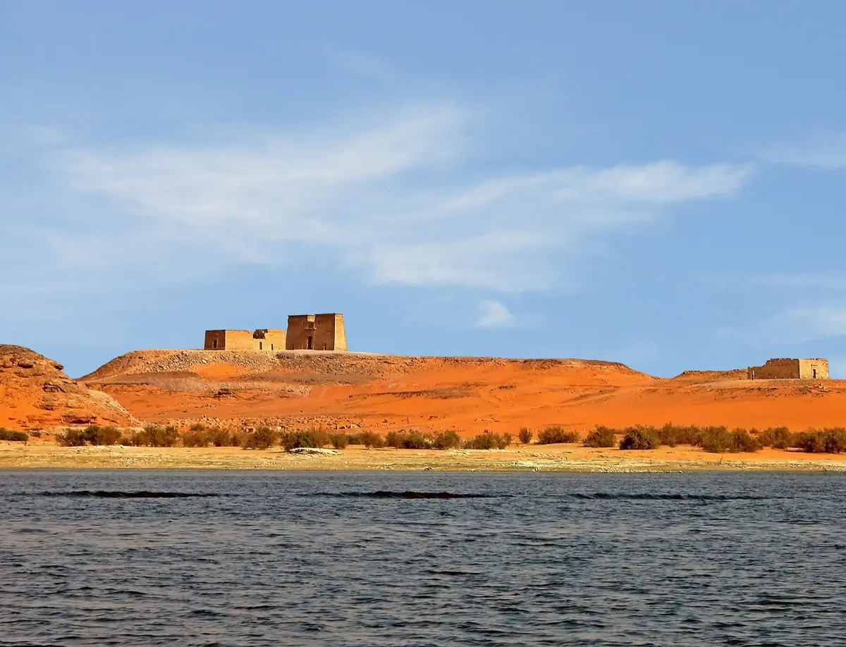 Ein Tempel am Ufer des Nassersees