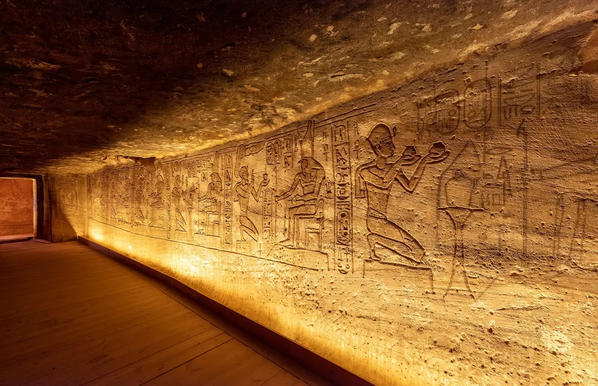 Eine beleuchtete Kammer mit Reliefs