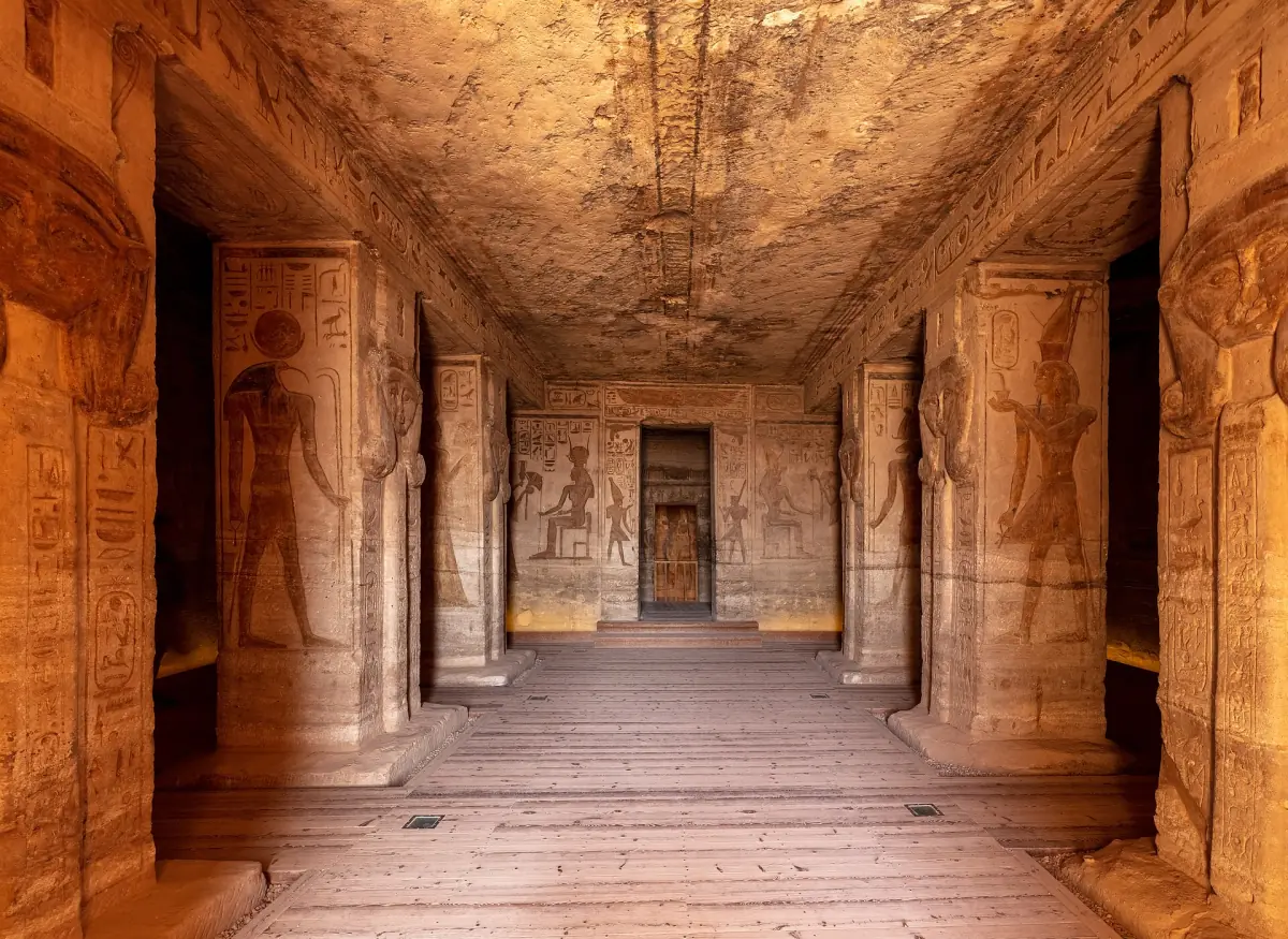 Im Inneren des Nefertari-Tempels