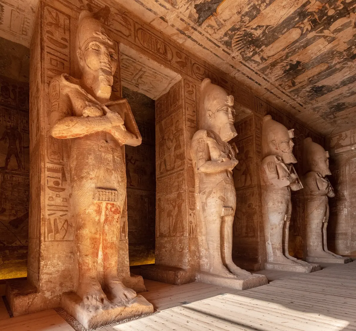Osiris-Statuen in der Halle des Großen Tempels