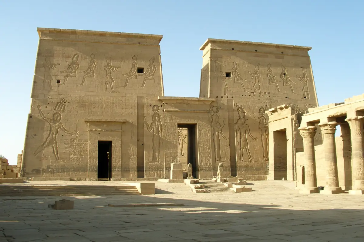 Der erste Pylon des Isis-Tempels auf Philae