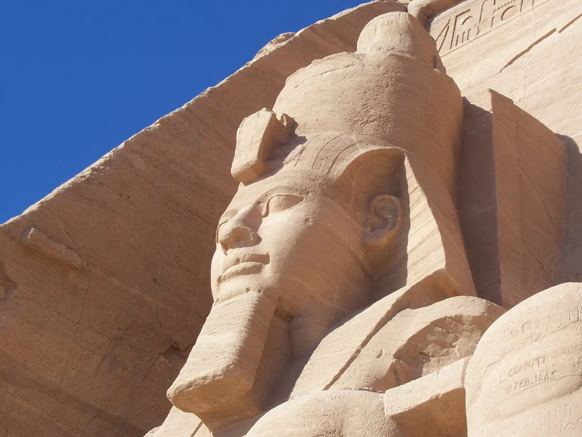 Das Gesicht eines Kolosses Ramses' II. vor blauem Himmel