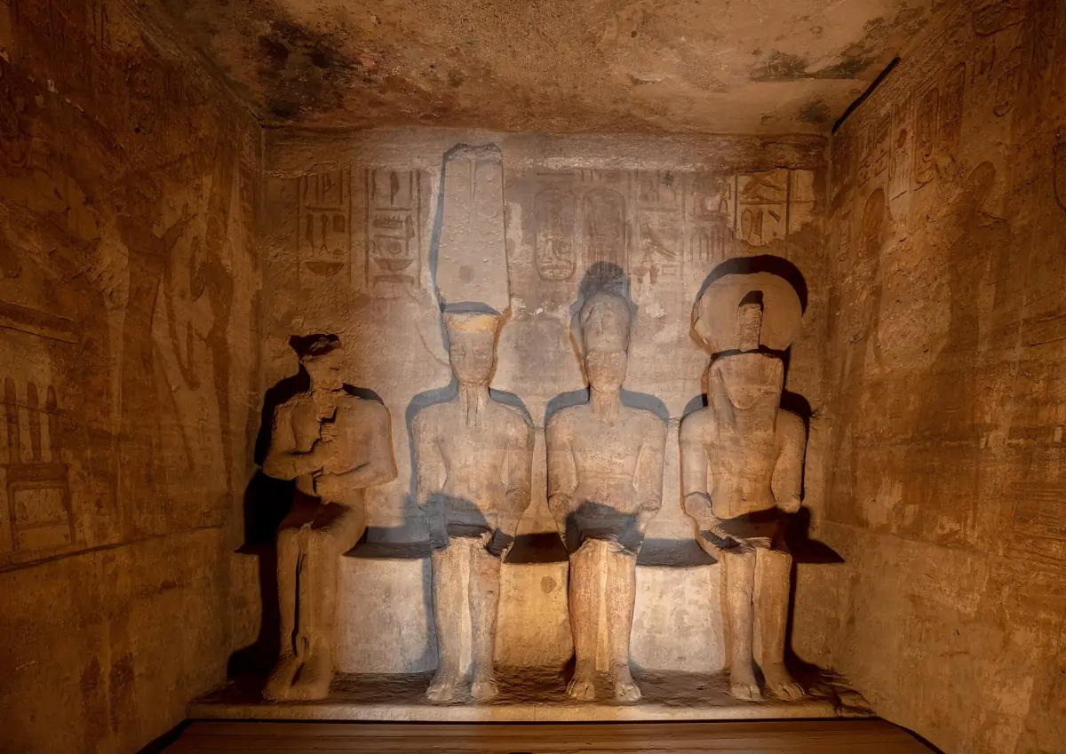 Die vier sitzenden Figuren im Allerheiligsten des Großen Tempels