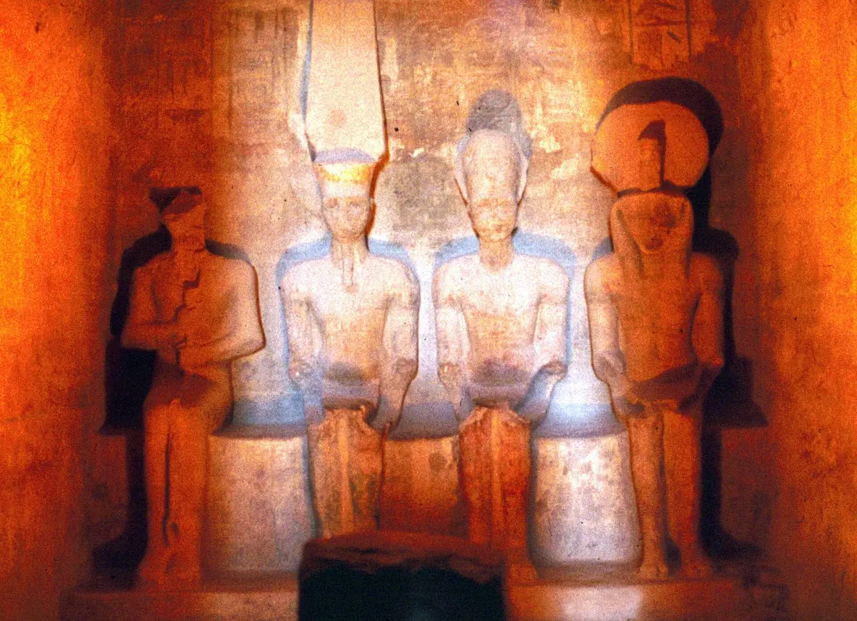 Die beleuchteten Statuen im Allerheiligsten