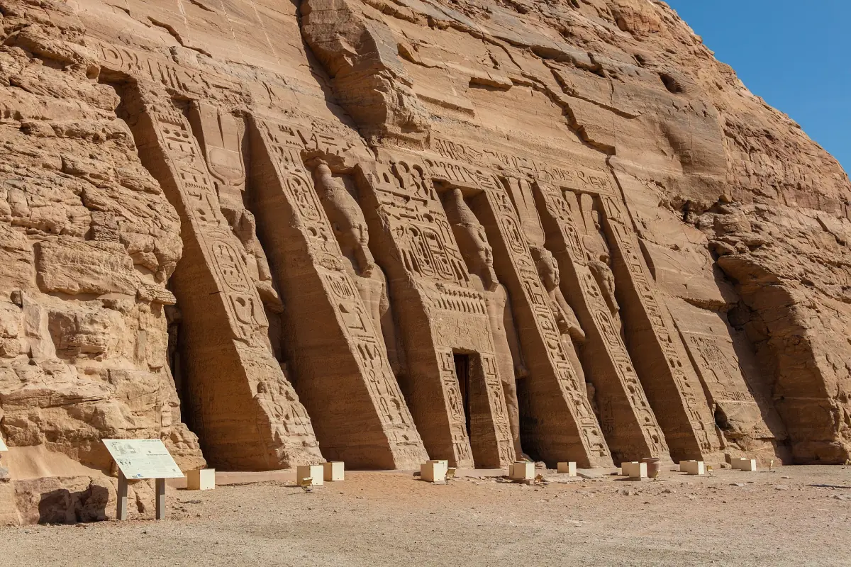 Der kleine Tempel schräg von der Seite