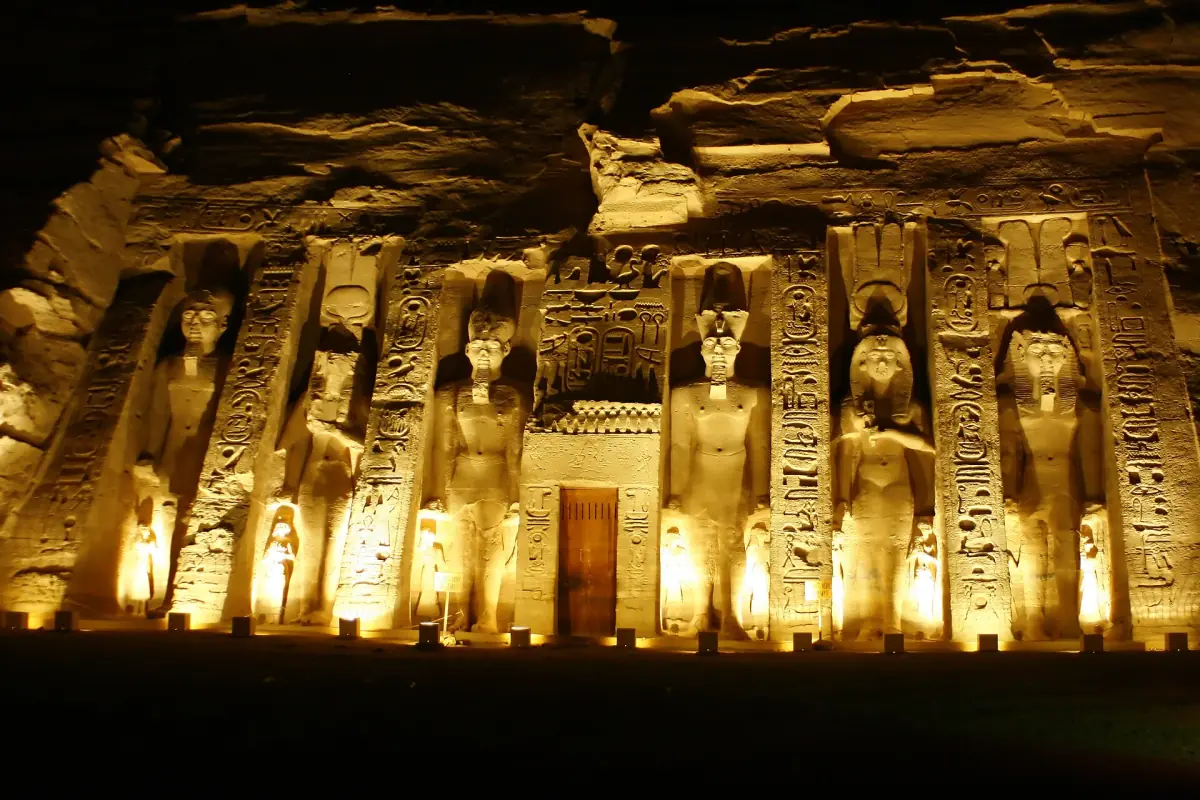Der Nefertari-Tempel nachts beleuchtet