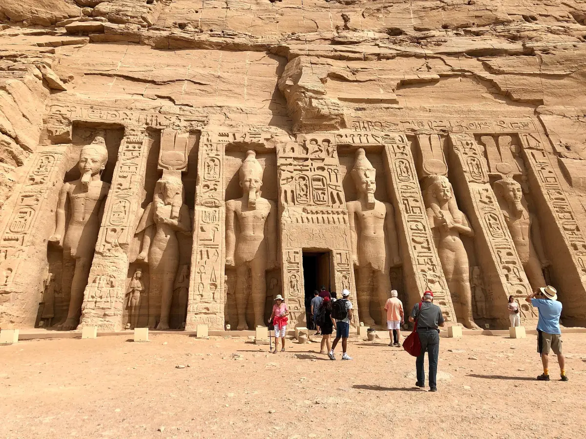 Besucher vor dem Tempel der Hathor und Nefertari