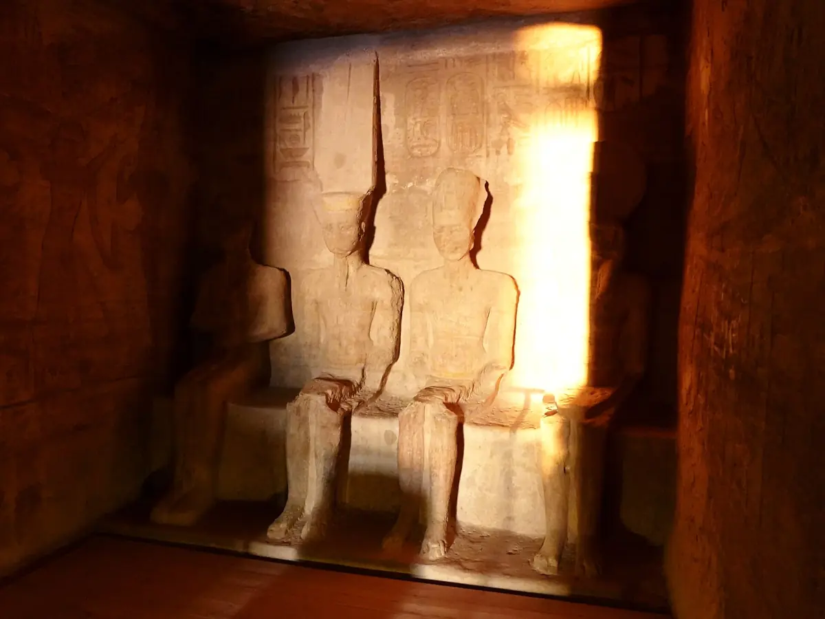 Sonnenlicht auf den Statuen im Allerheiligsten