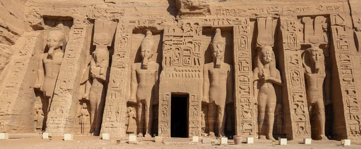 Fassade des Nefertari-Tempels mit sechs stehenden Statuen